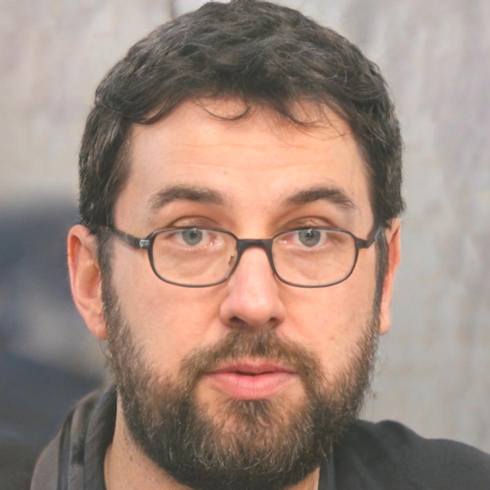 Kursleiter Henrik Brenner bei einer Bildbesprechung